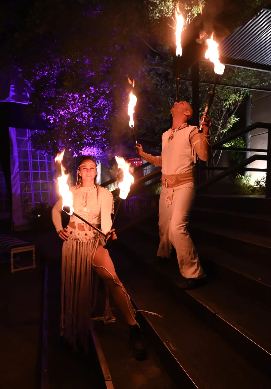 Show de fuego en la entrada de una fiesta de 15