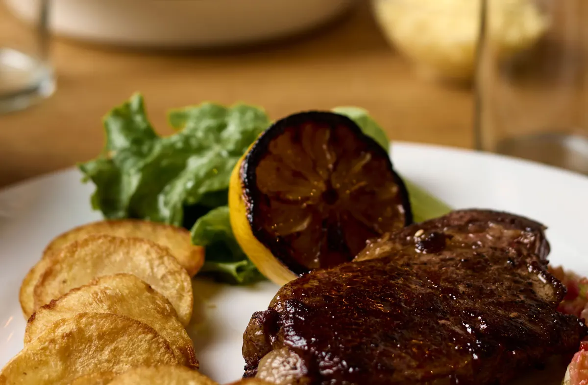 Plato principal de carne con papas del catering de Canteli